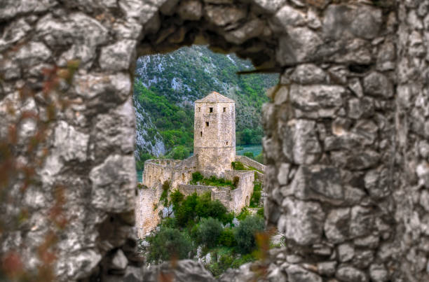 la tour du fort de kula dans le village historique de pocitelj en bosnie-herzégovine - bosnia herzegovinan photos et images de collection