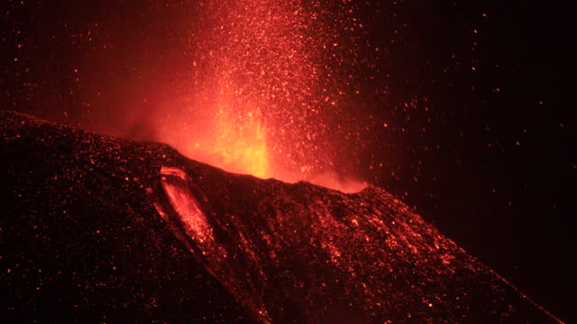 La Palma Volcanic Eruption at night, mass flow collapsing. Amazing Sound!