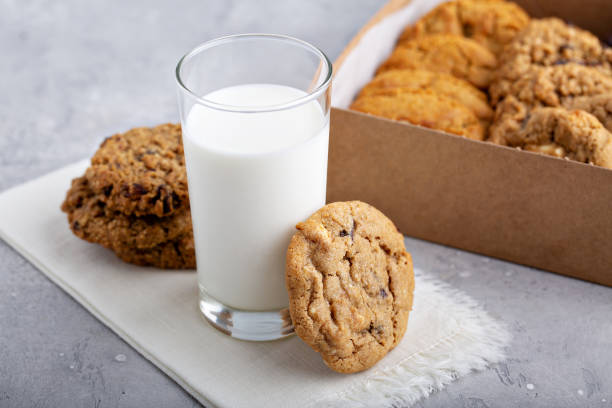 boîte de cookies assortis - nobody food canvas peanut photos et images de collection