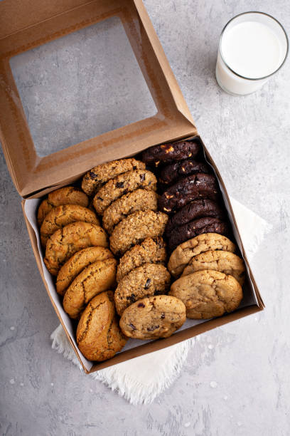 boîte de cookies assortis - nobody food canvas peanut photos et images de collection