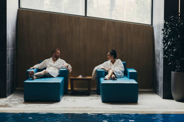 pareja joven relajándose en wellness spa center - boyfriend heterosexual couple married activity fotografías e imágenes de stock