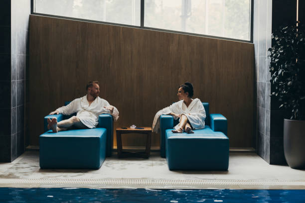 jovem casal relaxando no wellness spa center - boyfriend heterosexual couple married activity - fotografias e filmes do acervo