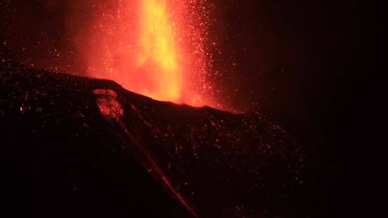 La Palma Volcanic Eruption at night, mass flow collapsing. Amazing Sound!