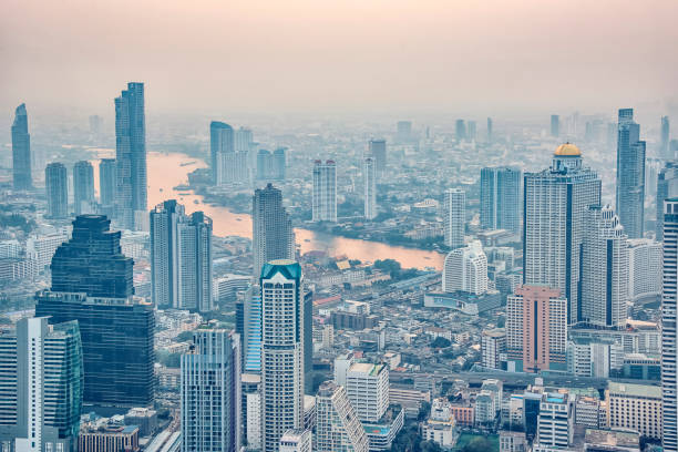 бангкок вечером - silom стоковые фото и изображения