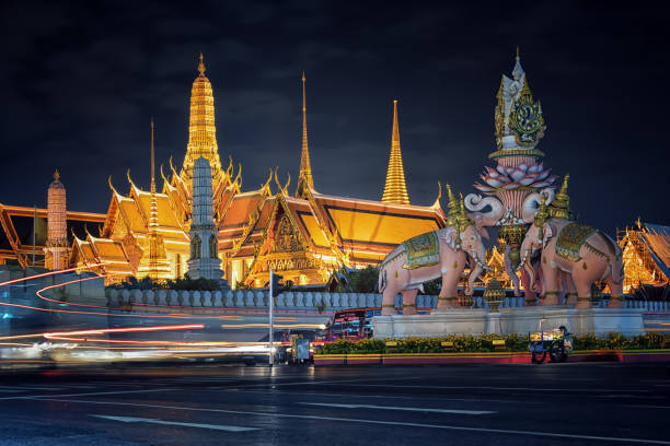 gran palacio en la ciudad de bangkok, tailandia - reclining buddha fotografías e imágenes de stock