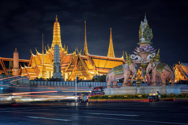 большой дворец в бангкоке, таиланд - stupa pagoda thailand asian culture стоковые фото и изображения