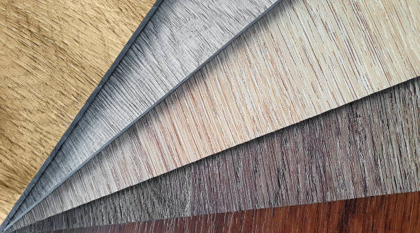 木製のビニールspcフローリングサンプルをクローズアップし、様々な木製の質感を示します。内部床材用ビニルシートカタログのマクロビューサンプルスタック。 - color swatch colors color image fabric swatch ストックフォトと画像