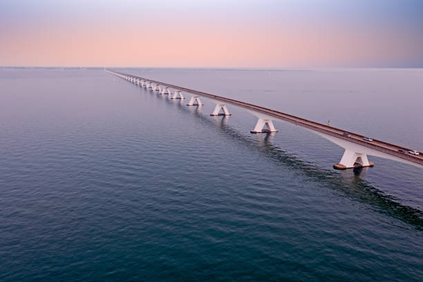 vue aérienne sur le plus long pont des pays-bas, pont de zélande - zeeland photos et images de collection