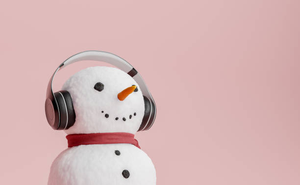 muñeco de nieve con auriculares escuchando música - snowman snow winter fun fotografías e imágenes de stock