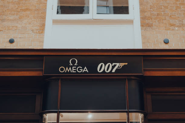знаки omega и 007 на omega bond house в берлингтон-аркаде, лондон, великобритания. - upmarket стоковые фото и изображения