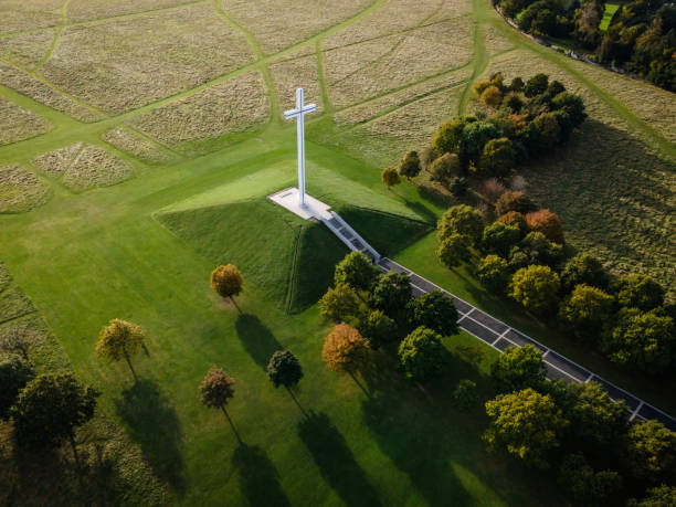 luftaufnahme des katholischen kreuzes im phoenix park, dublin, an sonnigen tagen - irish cross stock-fotos und bilder