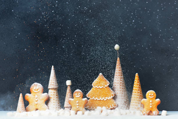 istock Christmas gingerbread mans and waffle cones as Christmas trees 1347734017