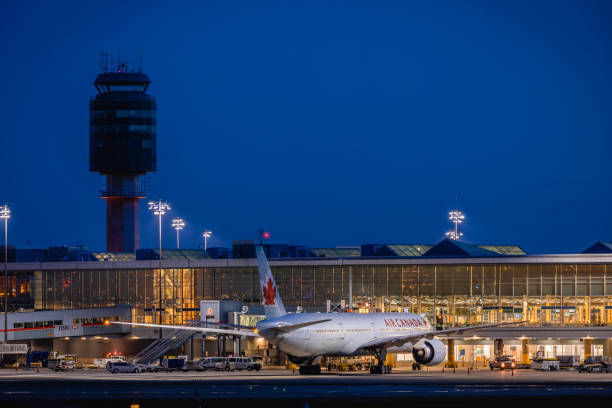 밴쿠버 공항 2021 년 10 월 에어 캐나다 비행기 는 밤에 탑승 승객을 기다리고 - vancouver international airport 뉴스 사진 이미��지