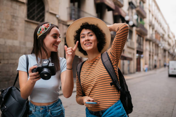 feliz casal lésbico diversificado em férias juntos - travel insurance - fotografias e filmes do acervo