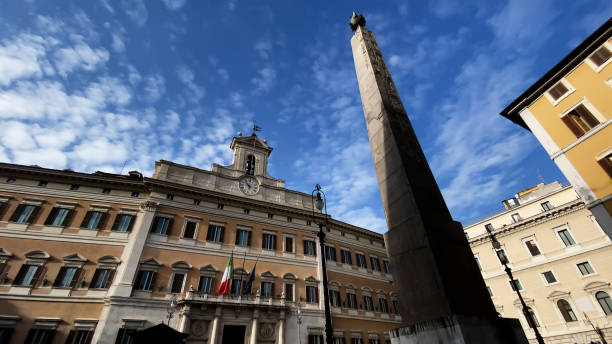 facciata del palazzo montecitorio a roma, sede della camera dei deputati in una giornata di sole. - italian elections foto e immagini stock