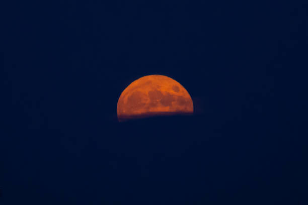 roter mond, über blauem himmel.  vollmond - full moon moon lunar eclipse red stock-fotos und bilder