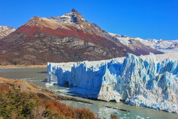 vista panorâmica cênica para o único gigantesco derretimento da geleira perito moreno, na província de santa cruz, patagônia, argentina. aquecimento global, mudança climática global. - ice floe - fotografias e filmes do acervo