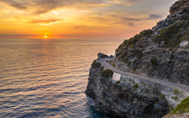 kręista droga wzdłuż skalistego wybrzeża - mountain looking at view beach cliff zdjęcia i obrazy z banku zdjęć