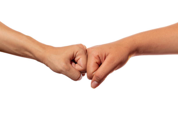 lateinische hände, die mit fäusten kollidieren, isoliert auf weißem hintergrund. - fingerknöchel stock-fotos und bilder