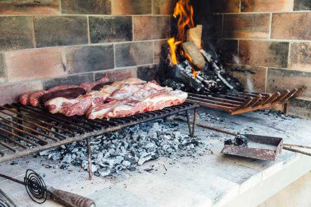 전통적인 아르헨티나 바비큐의 고기는 집 안뜰에 있는 그릴에 구워집니다. 아르헨티나의 주말 전통. - argentina barbecue grill steak barbecue 뉴스 사진 이미지
