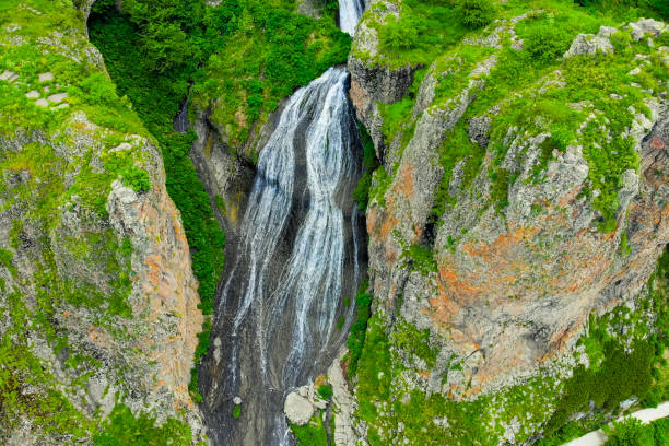 vista superior del agua que fluye de la gran cascada mermaid hair en la ciudad de jermuk, un punto de referencia de armenia - waterfall river stream mountain fotografías e imágenes de stock