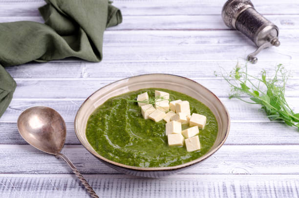 zielona zupa kremowa z plasterkami sera - soup zucchini spinach cream zdjęcia i obrazy z banku zdjęć