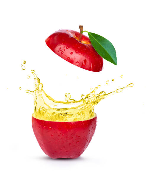 新鮮な赤いリンゴとリンゴサイダー酢またはジュースが白い背景に飛び散っています。 - apple juice ストックフォトと画像