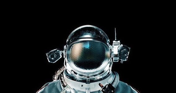 Representación 3D del cosmonauta astronauta en fondo oscuro del espacio profundo. Fondo de pantalla de ciencia. vista de primer plano photo
