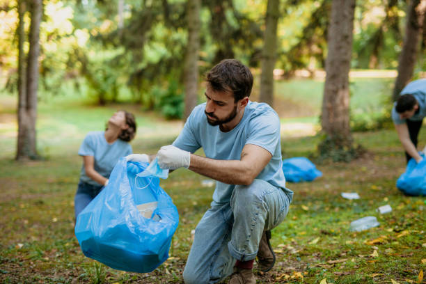 istock Volunteers cleaning public park 1347817862
