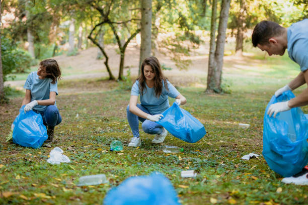 istock Volunteers cleaning public park 1347817947
