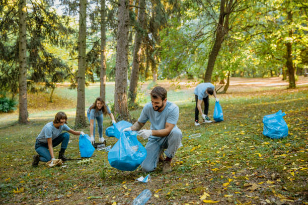 istock Volunteers out acting out 1347820870