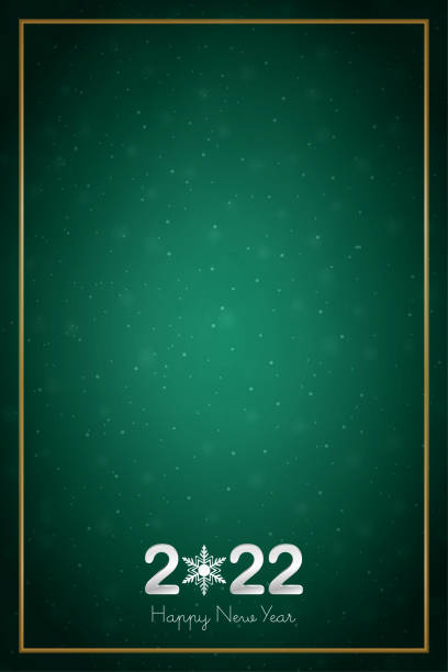 серебристый металлик белый цветной трехмерный или трехмерный текст 2022 и с новым годом поверх темно-ярко-зеленого вертикального празднично - holiday banner backgrounds christmas paper stock illustrations