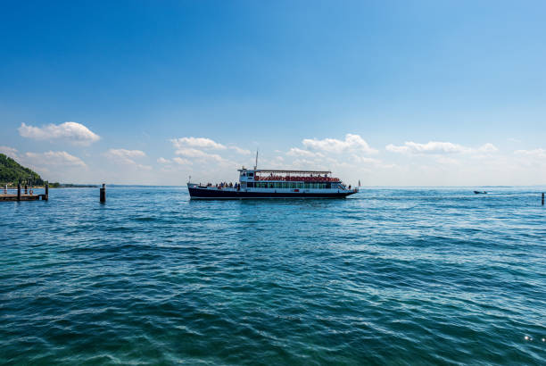 ferry movendo-se no pequeno porto de garda - lago garda veneto itália - southern europe public transportation international landmark local landmark - fotografias e filmes do acervo