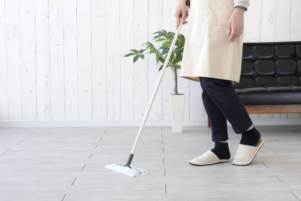 hausfrau reinigungsboden im wohnzimmer - sweeping stock-fotos und bilder