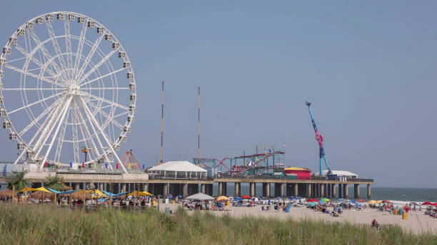 atlantic city nj/famous beach resort z frerris wheel - atlantic ocean obrazy zdjęcia i obrazy z banku zdjęć