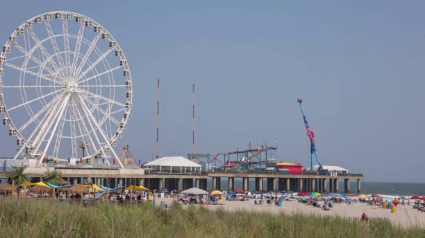 атлантик-сити nj/famous beach resort с колесом фрерриса - atlantic ocean фотографии стоковые фото и изображения