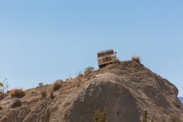 vista desde el vehículo todo terreno en la cima de la montaña en un terreno seco y desértico - off road vehicle quadbike 4x4 stationary fotografías e imágenes de stock