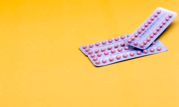 blisterpackungen mit antibabypillen auf gelbem hintergrund. hormonpillen zur behandlung hormon akne. antibabypillen. östrogen und progesteron hormon pillen. apotheken-banner. verschreibungspflichtige medikamente. - contraceptive pill birth control pill sex education stock-fotos und bilder