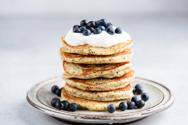 poppy seed pancakes with yogurt and blueberries - peach nectarine fruit portion imagens e fotografias de stock