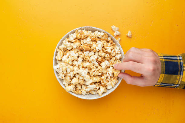 męskie ręczne zbieranie popcornu - popcorn snack bowl corn zdjęcia i obrazy z banku zdjęć