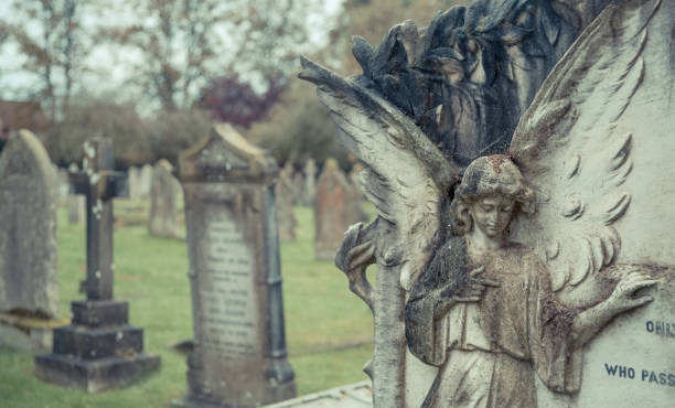 낭만주의에서 오래된 무덤. - sculpture gothic style grave spooky 뉴스 사진 이미지