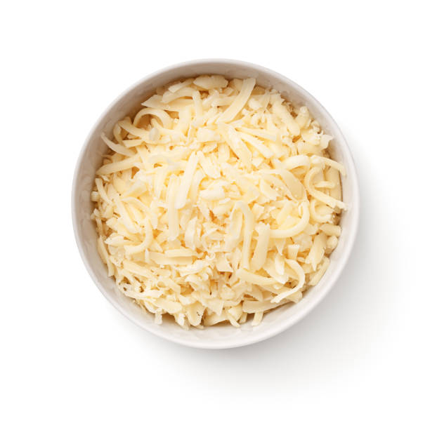 fromage gouda râpé dans un bol blanc isolé - raper photos et images de collection