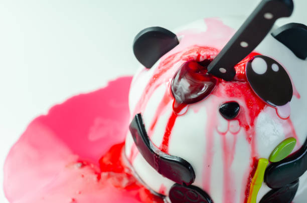 warstwowe ciasto biszkoptowe w kształcie pandy ozdobione na halloween party, przerażający słodki deser - blood cake zdjęcia i obrazy z banku zdjęć