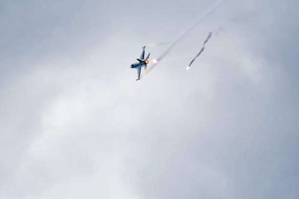 f-16c blok-52+ equipe soloturk demo no aeroporto leoš janáček ostrava. soloturk é uma equipe de demonstração da força aérea turca. - fighter plane military airplane air force military - fotografias e filmes do acervo