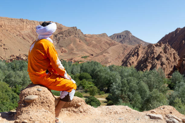 a man in traditional clothing in the dades gorge in morocco - berbere imagens e fotografias de stock