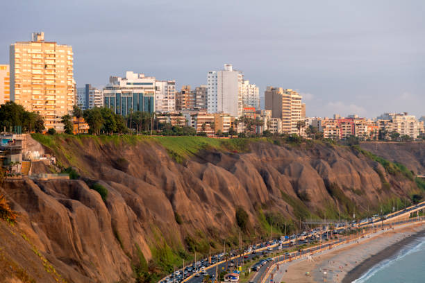 città di miraflores a lima al tramonto, perù - cliffside foto e immagini stock