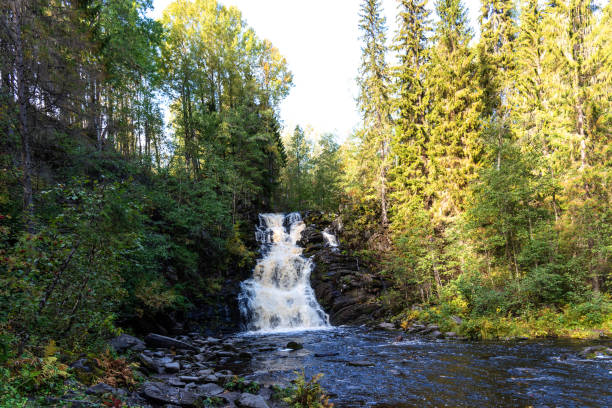 vista panoramica della cascata yukankoski sul fiume kulismayoki in carelia. una splendida vista di yukankoski la cascata più alta nella zona settentrionale di ladoga in russia. - karelia foto e immagini stock