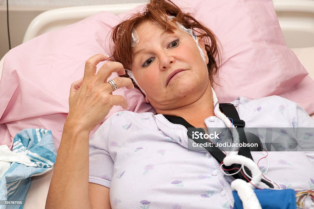 Medical: Mujer teniendo una auténtica crisis epilépticas - Foto de stock de Epilepsia libre de derechos