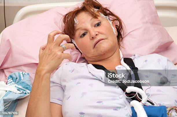 Medical Mujer Teniendo Una Auténtica Crisis Epilépticas Foto de stock y más banco de imágenes de Epilepsia
