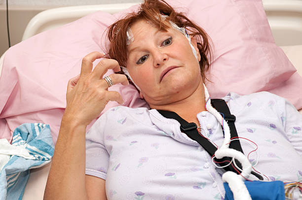 médico: mulher tendo uma grande apreensão - stroke epilepsy heart attack patient - fotografias e filmes do acervo
